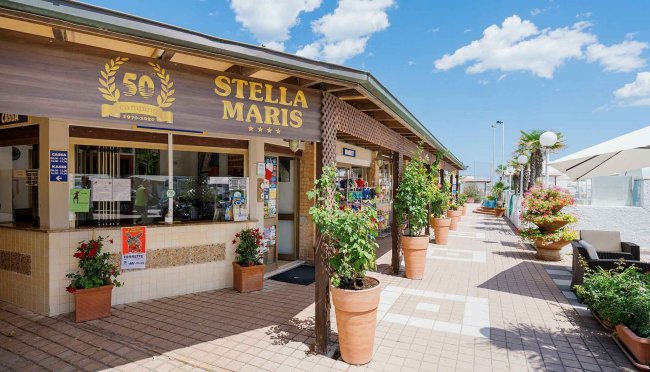 Ingresso Stella Maris, piante e decorazioni.