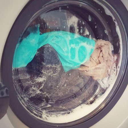 Bucato colorato in una lavatrice in funzione.
