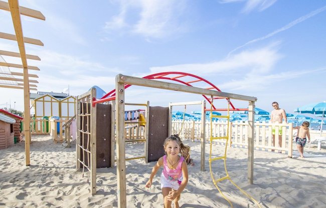 Gioco su sabbia in spiaggia con bimbi.