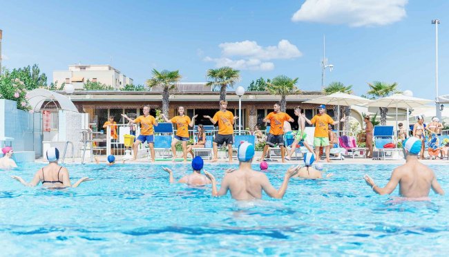 Lezione di acquagym in piscina all'aperto.