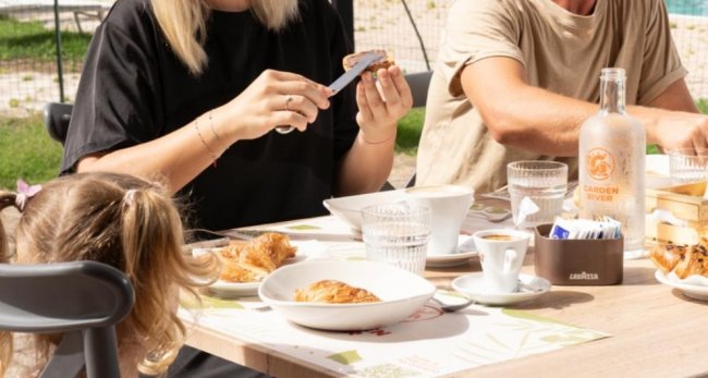 Colazione all'aperto con caffè e cornetti.