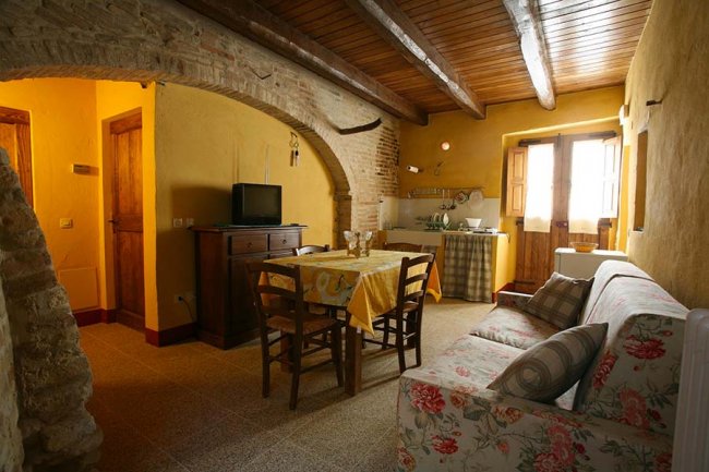 Interno di una casa rustica con soffitto in legno.