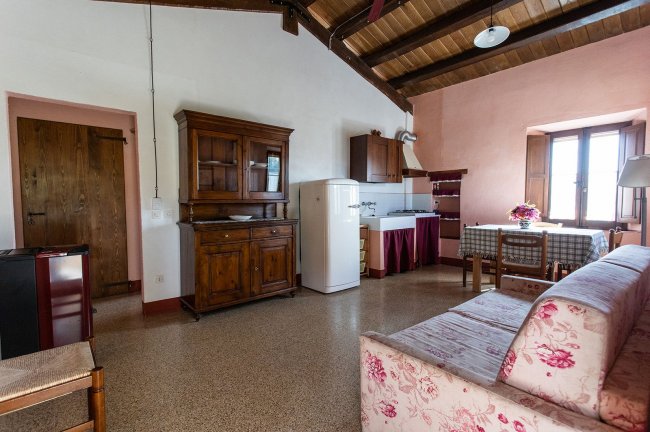 Cucina abitabile con arredi in legno.