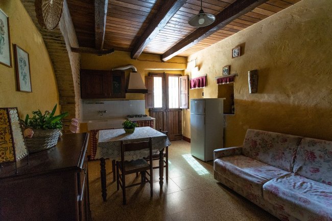 Cucina accogliente con divano e tavolo.