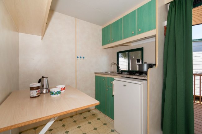 Cucina compatta con tavolo pieghevole.