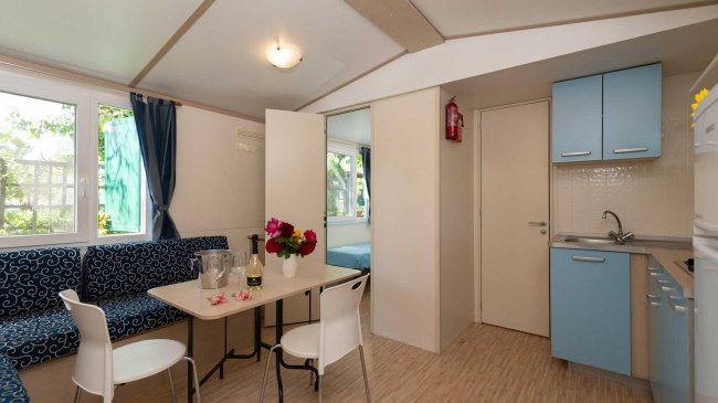 Interno di una cucina moderna e luminosa.