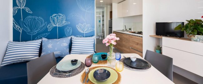 Tavola apparecchiata in un soggiorno moderno.