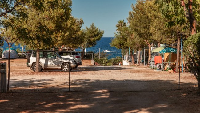 Auto parcheggiate vicino al mare.