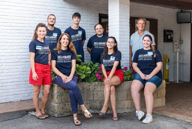 Gruppo di persone sorridenti all'aperto.