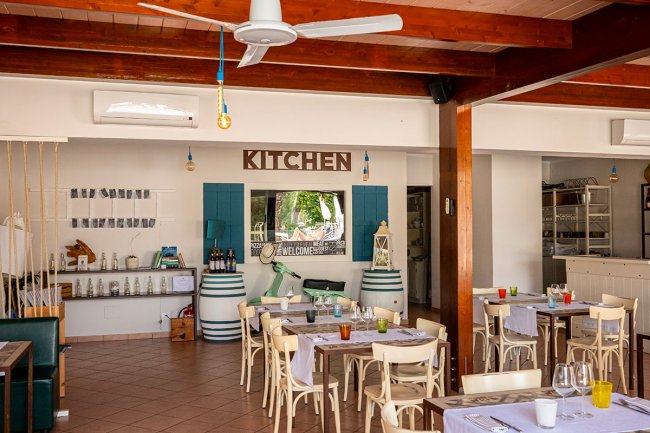 Area del ristorante con tavoli e una scritta 