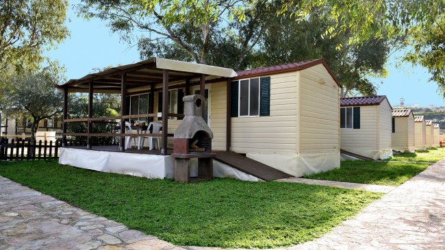 Bungalow con veranda e barbecue.