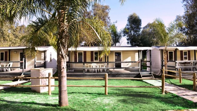 File di bungalow con giardino.