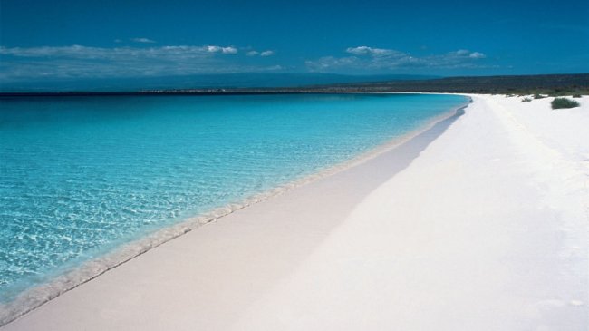 Spiaggia bianca e mare turchese limpido.