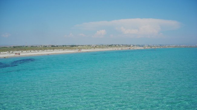 Mare cristallino e costa in lontananza.
