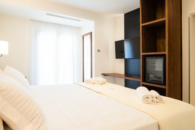 Camera da letto luminosa con letto matrimoniale.