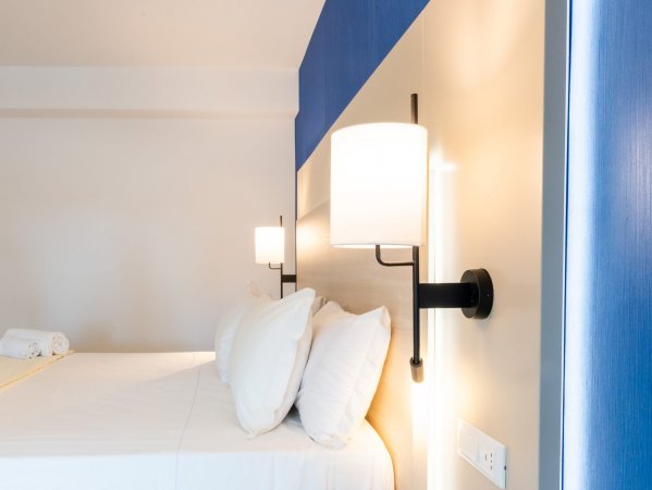 Testata del letto con lampade moderne.