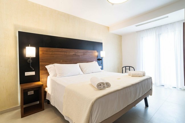 Camera da letto moderna con letto matrimoniale.