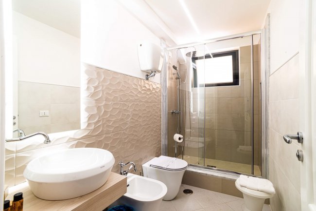 Bagno moderno con doccia e lavabo.