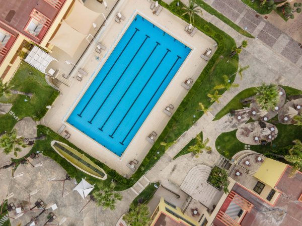 Vista dall'alto di una grande piscina rettangolare.