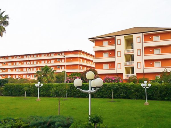 Due edifici residenziali con un giardino.