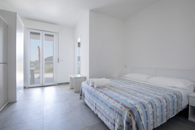 Camera luminosa con letto matrimoniale.