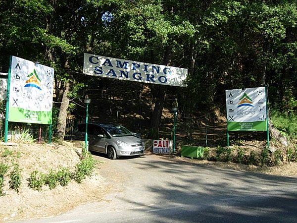 Ingresso del Camping Sangro con auto parcheggiata.