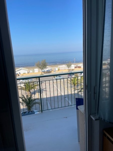 Vista del mare da un balcone aperto.