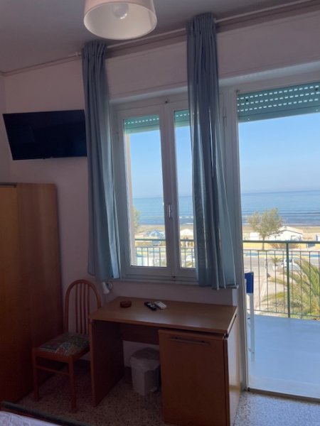 Scrivania vicino alla finestra con vista mare.