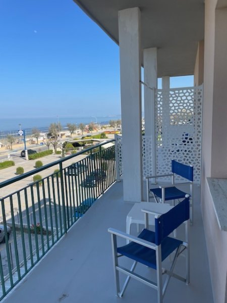 Balcone con sedie e vista mare.