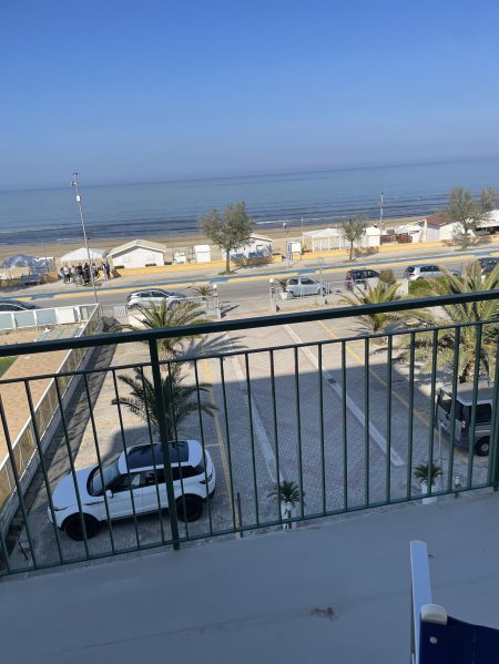 Vista dal balcone sulla strada e sul mare.