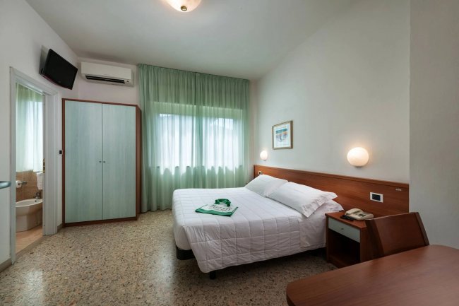 Camera doppia con armadio e bagno annesso.