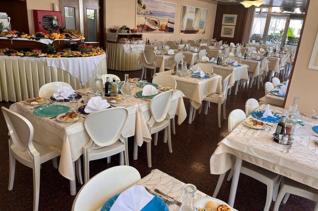 Ristorante elegante con tavoli apparecchiati.