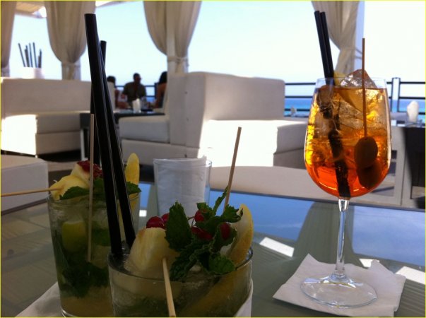 Cocktails su tavolo in un lounge all'aperto.