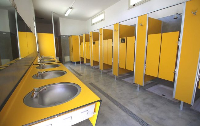 Bagni pubblici con porte gialle.