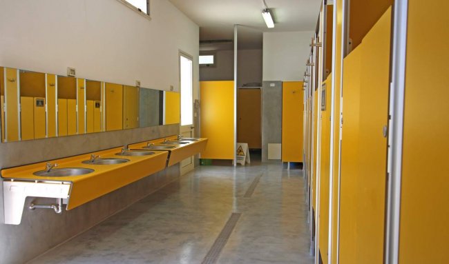 File di lavandini e porte gialle.