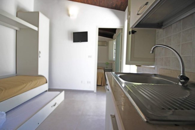 Interno con cucina e letto estraibile.