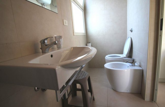 Bagno moderno con lavabo e bidet.