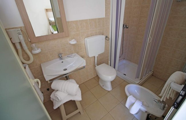 Bagno con doccia, lavabo e bidet.