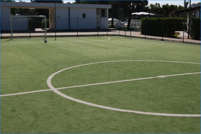 Campo da calcio in erba sintetica.