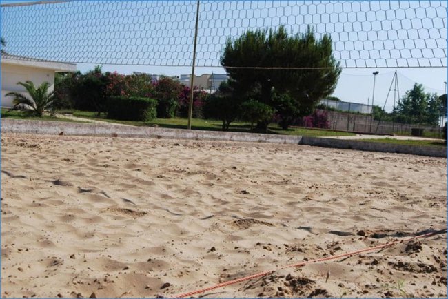 Campo da beach volley con rete.