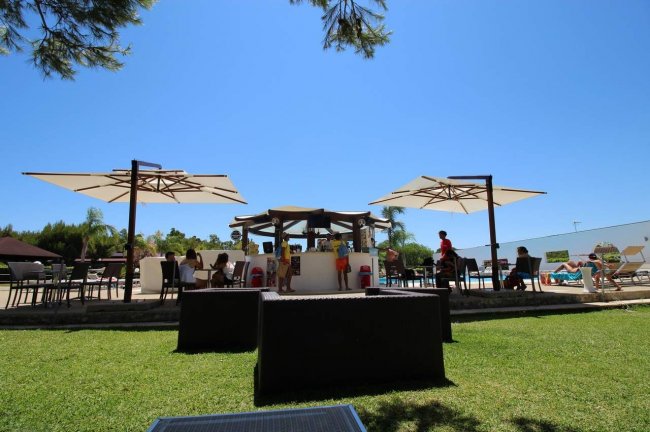 Bar all'aperto con ombrelloni bianchi.