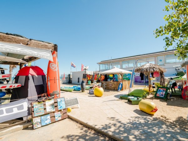 Noleggio di attrezzature da surf vicino al mare.