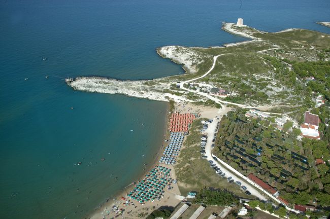 Spiaggia con ombrelloni colorati, vista dall'alto.