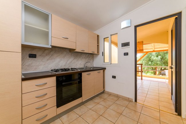 Cucina moderna con mobili in legno chiaro.