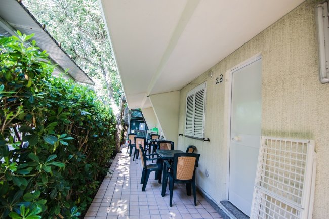 Veranda con sedie nere e tavolo.