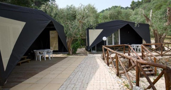 Tende nere con veranda in un campeggio.