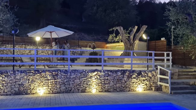 Terrazza con piscina e ombrellone.