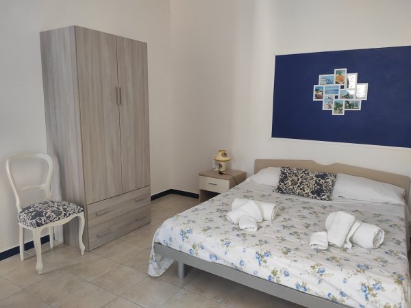 Camera con letto matrimoniale e armadio.