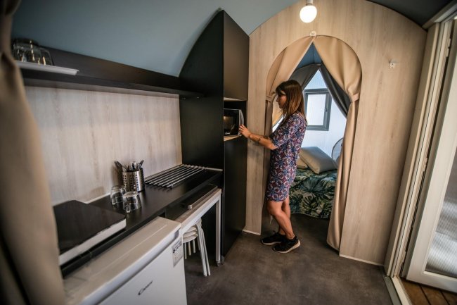 Donna accanto a un mobile in una cucina.