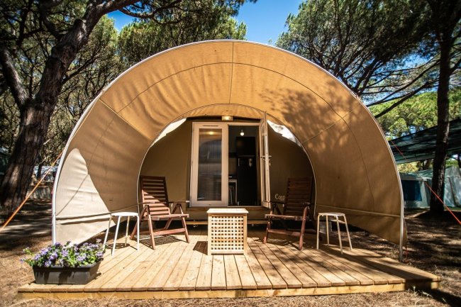 Tenda ad arco con veranda in legno.